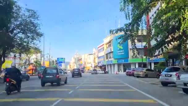 Renkli Binalar Yeşil Ağaçlarla Kuantan Malezya Küçük Bir Kasabadan Geçiyoruz — Stok video