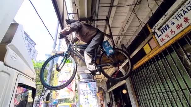 Człowiek Jazda Rowerze Sztuki Instalacji Kawałek Ulicach Kuantan Malezja Zbliżenie — Wideo stockowe