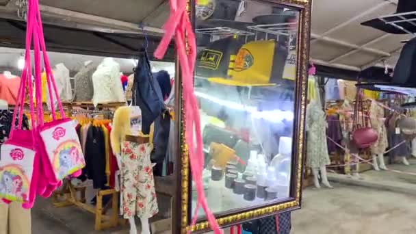 Spiegel Der Vor Einem Mützenladen Auf Einem Nachtmarkt Hängt Nahaufnahme — Stockvideo