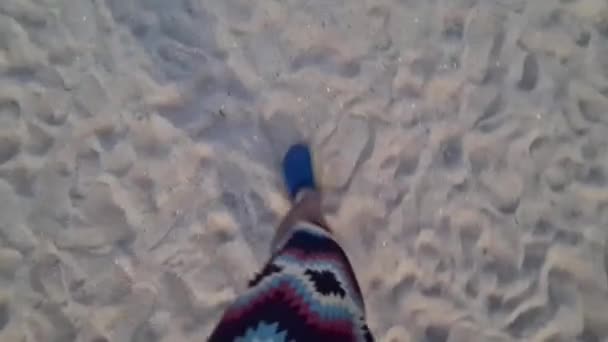 Wandern Auf Dem Warmen Sand Strand Das Beruhigende Blaue Wasser — Stockvideo