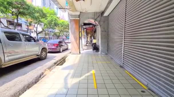 Sıcak Bir Yaz Gününde Kuantan Malezya Uzun Kaldırımlarda Yürümek — Stok video