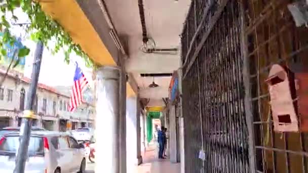 Wandelen Door Sidewalk Shop Veel Tijdens Dag Dolly Forward — Stockvideo