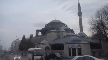 Camii olan caddeden geçerken Sağdan Sola Kaydır