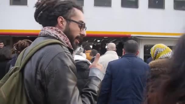 Backpacker Met Dread Locks Wachtrijen Omringd Door Menigte Schuif Naar — Stockvideo