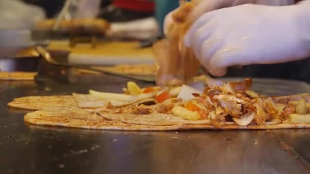 Dodawanie Frytek Pomidorów Shawarma Zbliżenie Statyczne — Wideo stockowe