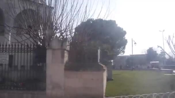 Menschen Häusern Und Bäumen Der Nähe Von Moscheen Vorbeifahren Rutsche — Stockvideo