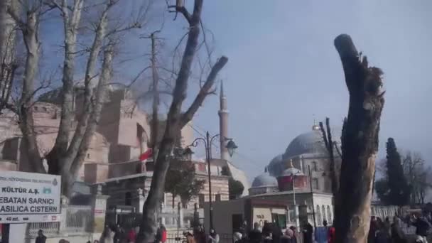 Melewati Masjid Balik Pagar Dan Tanda Tanda Jalan Meluncur Kanan — Stok Video