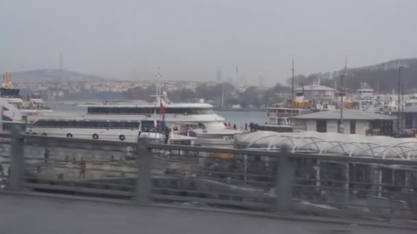 クルーズボートと人々が歩く港の近くの橋を渡る スライド — ストック動画
