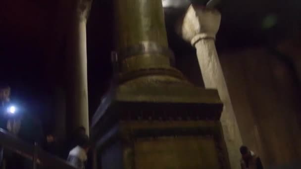Estátua Rocha Exposta Com Rosto Chão Cercado Pela Água Inclinação — Vídeo de Stock