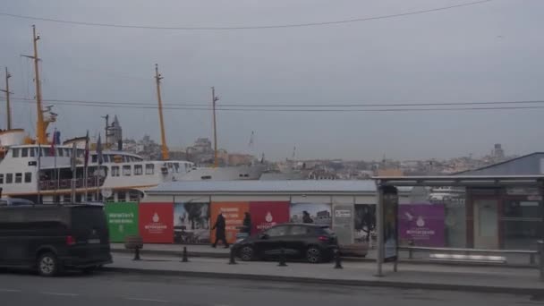 Такси Рядом Портом Люди Здания Строительной Площадкой Сзади Слайд Справа — стоковое видео