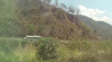 Flora Çevrili Otobüs Sağdan Sola Kaydır