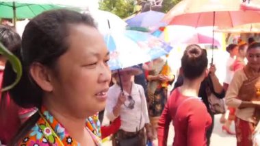 Güneş Gözlüğü Kullanan Kalabalıktaki İnsanlar - El bilgisayarı