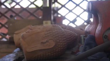 Bouddha Heykeli Yapım Sürecinde Başlar Soldan Sağa Kayıyor