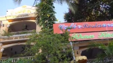 Kafe ve Terasse 'la inşaat cephesi, sağa sola yatır ve çevir..