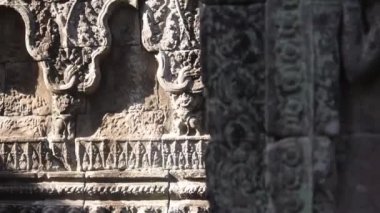 Oymalı Kaya Duvarları - Kaydır ve Odaklan - Sol ve Sağ.