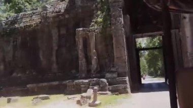 Kaya kapısından açık arabaya binip motosikletin yanından geçerken ileri doğru kay..