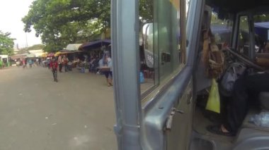 Arabadan sokağa, insanlar yürürken kayıyor, sağa sola kayıyor.