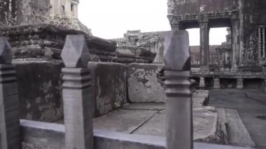 Çitten kayaya, aşağıdan aşağıya kayın ve sağa doğru sola doğru yatın.