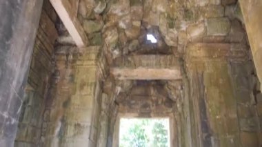 Tavandan, kaya binasının dışına doğru statik bir şekilde yürümeye, sonra aşağı doğru eğilip ileriye doğru kaymaya başladı..