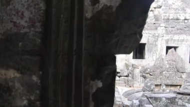 Kayaların üzerine yüzler oyulmuş, kaygan ve el kameralı taş kalıntıları.