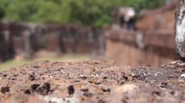 Yukarıdan Gelen Kaya Duvarı - Geriye ve İleri Kaydır