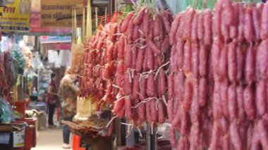 Kasapta asılı sosisler Sağdan Sola Kaydır.