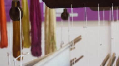 Renkli iplerle dikiş yapmak için araçlar- Kaydır ve elle - soldan sağa