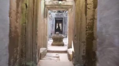 Etrafı harabelerle çevrili Yuvarlak Kaya 'ya Doğru Hızlı Yürümek.