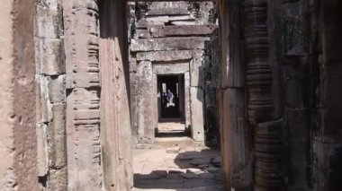 İleriye Yürüme Çevrili Kaya Binası Geçidi - İleri Kaydır