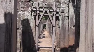 Tahta kapıdan geçerek Dar Geçide doğru ilerliyoruz.