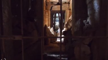 Kaya Binası Harabelerine Giden Demir Çit 'e Yürümek