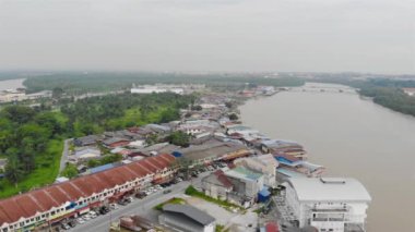  Kuala Selangor 'da uzun bir nehrin karşısına inşa edilen köprünün hava görüntüsü - Soldan sağa