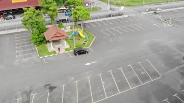 Boş bir otoparkın ortasında renkli çocuklar için oyun alanı