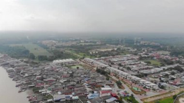 Bulutlu bir günde Nehir kenarındaki Küçük Ev ve Binaların Sıkışık Alanı.