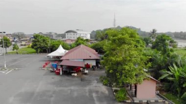 Kuala Selangor 'daki boş otopark Ağaçlı ve arka planda bir kulübe