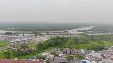 Bulutlu bir günde yeşil ağaçlarla dolu Kuala Selangor otoyolunda yoğun bir yol