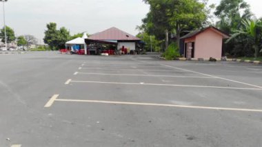 Kuala Selangor Malezya 'da bir restoranın yanındaki boş otopark. 