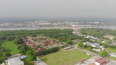  Kasvetli bir günde, gri bulutların altında Dolly ters tarafından yağmur yağacak..