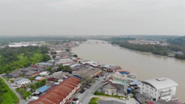  Kuala Selangor 'daki nehre yakın beyaz binaların helikopter görüntüsü.
