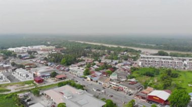 Kalın Orman Yeşil Ağaçları Arasındaki Küçük Köy