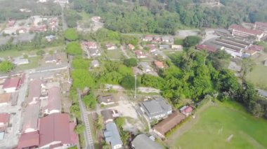 Kalın Orman Yeşil Ağaçları Arasındaki Küçük Köy