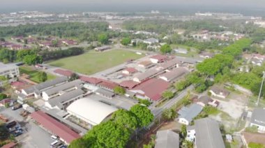 Kalın Orman Yeşil Ağaçları Arasındaki Küçük Köy