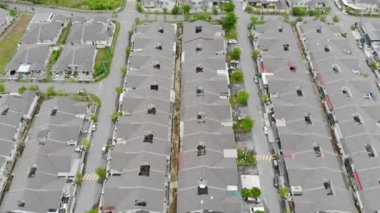 Güzel Parlak Gökyüzü Küçük Mahalleye Karşı - Dolly Geriye Eğil