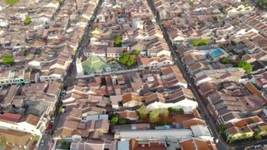Renkli binaları olan küçük bir kasabanın kuş bakışı görüntüsü..