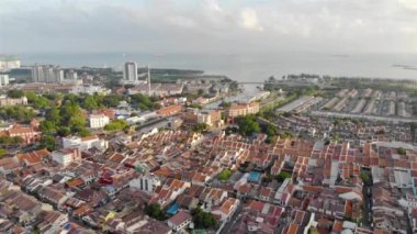 Berrak bir günde huzurlu okyanusun yanındaki yoğun renkli şehir Dolly Forward