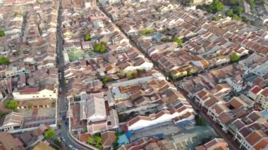 Yaz akşamında çarpıcı renkleri olan bir sürü dükkan..