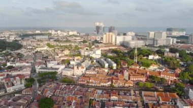 Ufukta ufuk çizgisi ve arka planda okyanus suyu