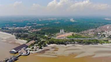 Sahilde tropikal ağaçlar olan Büyük Bulutlar