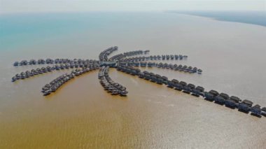 Sakin Okyanus Çevresi Su Altındaki Kulübeler Günün ortasında - Dolly İleri.