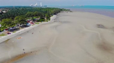 Altın Kum, Malezya 'daki altın sahil tatil köyünde, tropik ağaçların orada, Dolly Forward.